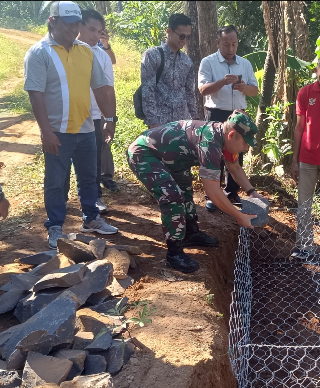 Dandim 0719/Jepara Letakkan Batu Pertama Pembangunan Penahan Longsor Inovatif TMMD di Desa Bungu