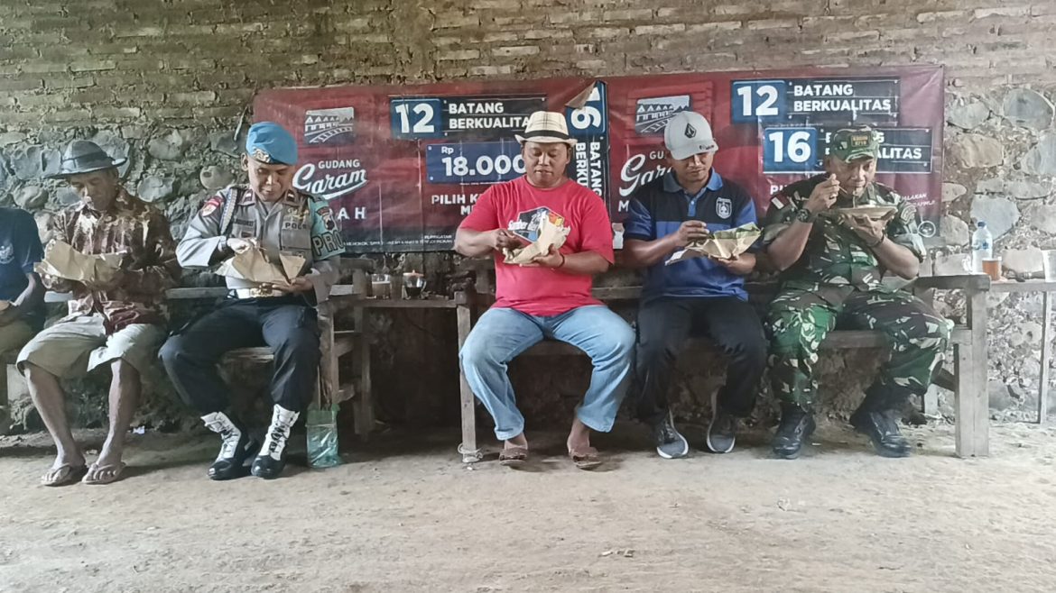 Danramil 07/Bangsri Gelar Kegiatan Sosial “Warung Jum’at Berkah” di Desa Srikandang