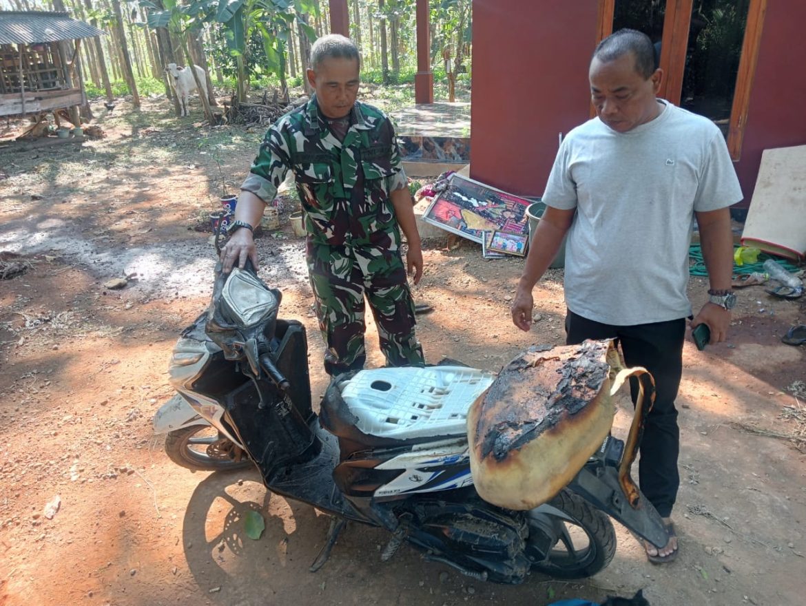 Danramil 08/Keling Bersama Warga dan Perangkat Desa Jlegong Lakukan Pembersihan Rumah Warga Korban Kebakaran