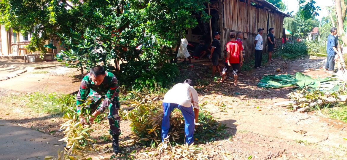 Babinsa Ngasem Koramil 03/Batealit Laksanakan Kerja Bakti Pemangkasan Pohon di Pinggir Jalan