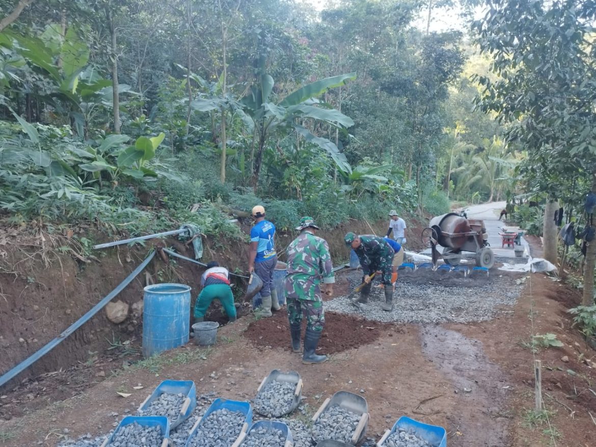 Tak Kenal Libur, TMMD Jepara Tetap Genjot Pengecoran Jalan di Desa Bungu