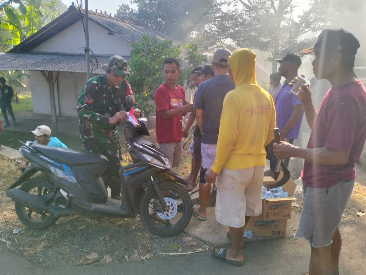 Sambut HUT RI ke-80, Babinsa Cepogo Bagikan Bendera Merah Putih kepada Pengendara