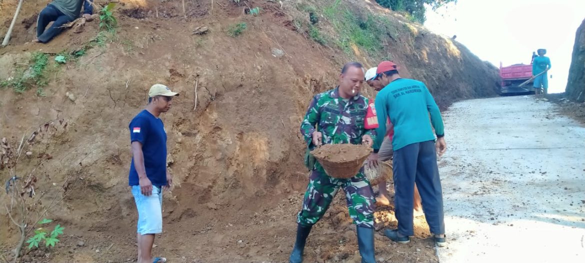 Jalan Desa Makin Mantap, Babinsa dan Warga Bungu Kerja Bakti Uruk Pinggir Cor Beton