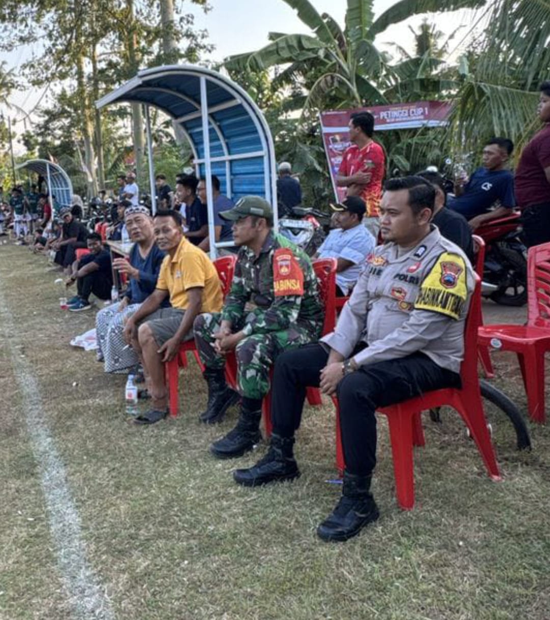 Babinsa Koramil 09/Mlonggo Kawal Keamanan Laga Sepak Bola Antar Desa di Karanggondang