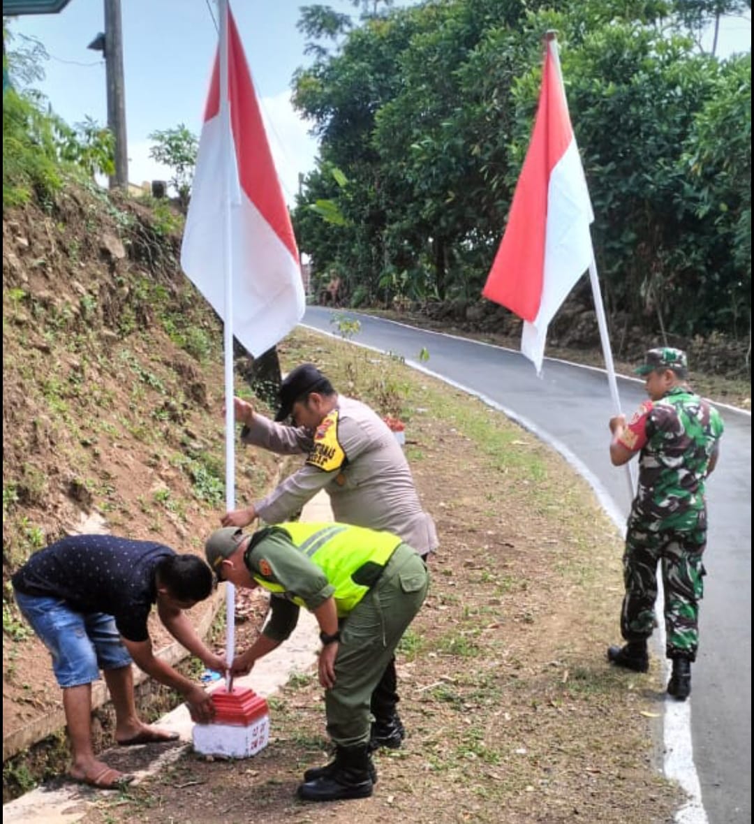 Sinergi Tiga Pilar, Babinsa Bucu Bersama Bhabinkamtibmas dan Warga Pasang Bendera Putih Peringati HUT RI ke-80