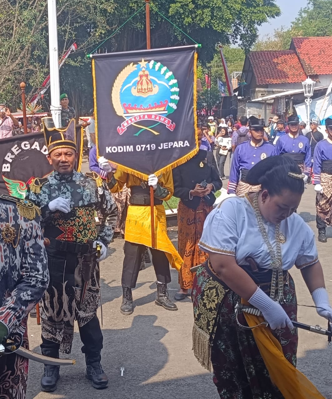 Kodim 0719/Jepara Hadir Kirab “Boyongan” di Pati, TNI Teguhkan Komitmen Lestarikan Budaya