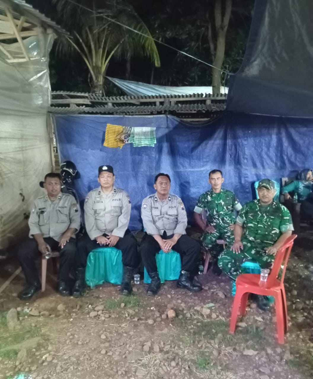 Babinsa Kedungcino dan Anggota Polsek Jepara Kota Laksanakan Pengamanan Hiburan Orkes dalam Hajatan Warga