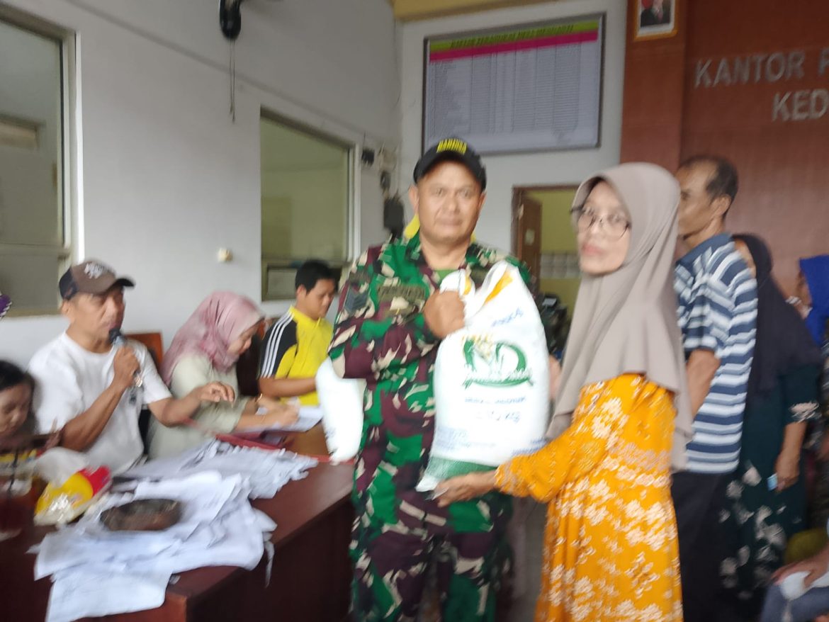 Babinsa Menganti Dampingi Penyaluran Bantuan Pangan Beras untuk 542 KPM
