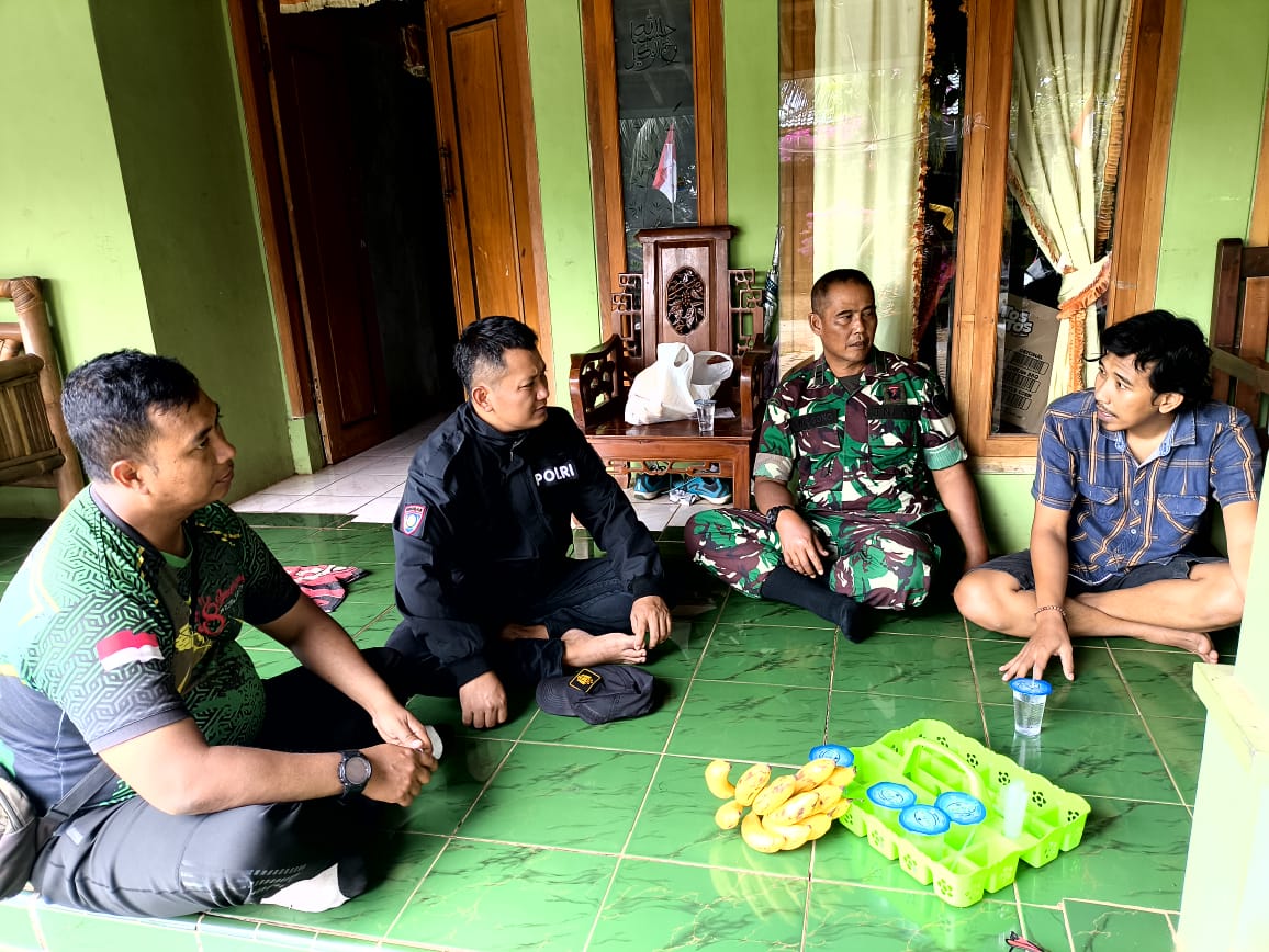 Danramil 08/Keling Laksanakan Anjangsana ke Rumah Ketua Ansor Ranting 1 Damarwulan