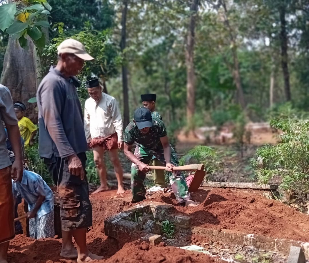 Babinsa Desa Kedungcino Hadiri Takziah dan Pemakaman Warga Binaan