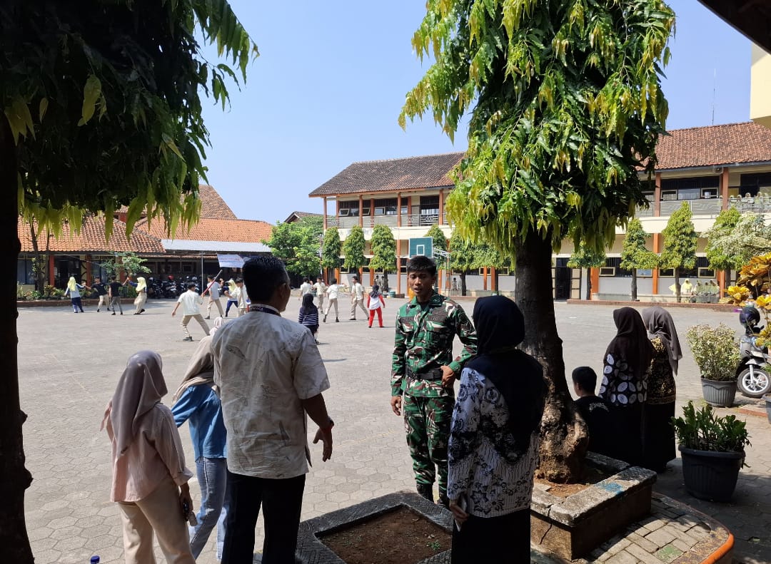 Danramil 04/Pecangaan Tinjau Kesiapan Latihan Drama Kolosal Perjuangan Ratu Kalinyamat di SMPN 2 Pecangaan