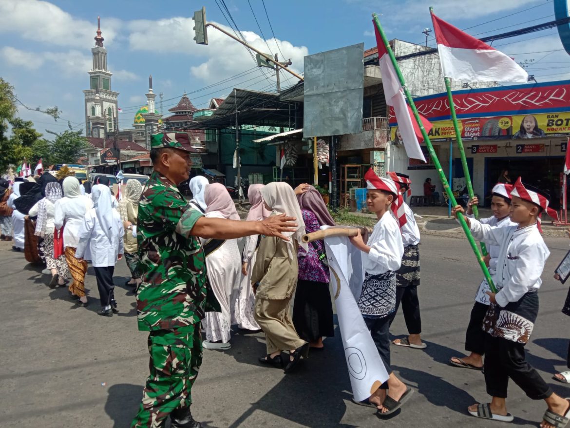 Babinsa Bangsri Sertu Riyanto Laksanakan Pengamanan Karnaval Ponpes Hasyim Asy’ari dalam Rangka HUT ke-80 Kemerdekaan RI