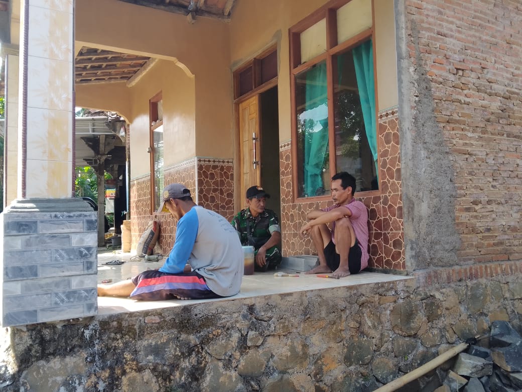 Pererat Sinergi dengan Warga, Babinsa Somosari Laksanakan Komsos Bersama Tokoh Pemuda