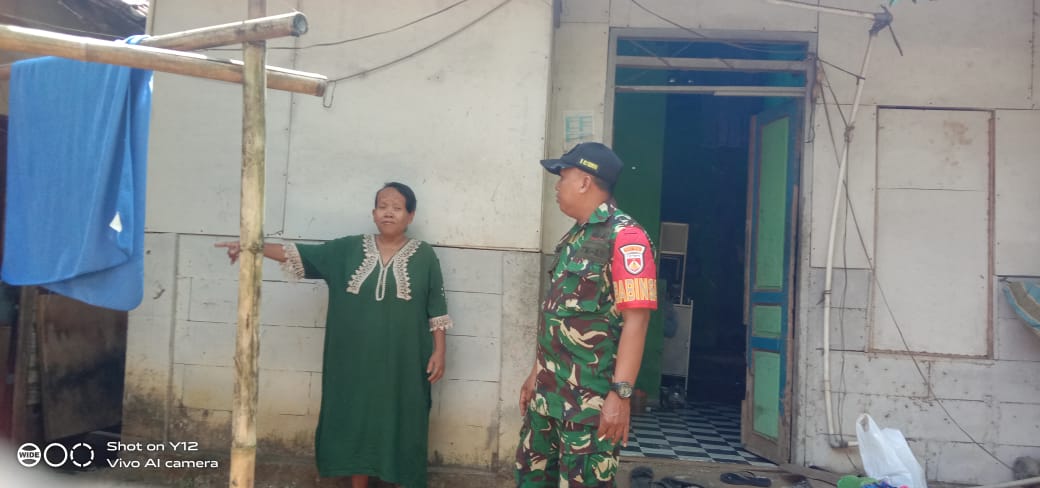 Jalin Keakraban dengan Warga, Babinsa Desa Rau Laksanakan Komsos di Rumah Warga Binaan