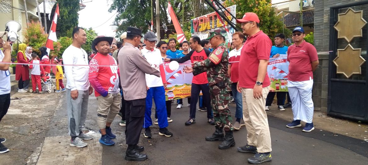 Babinsa dan Bhabinkamtibmas Dampingi Jalan Sehat Yayasan Al Kautsar dalam Rangka HUT ke-80 Kemerdekaan RI