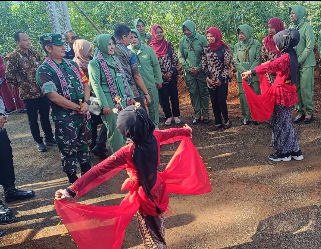 Disambut Tarian Tradisional, Dandim 0719/Jepara Tutup TMMD Sengkuyung Tahap III di Desa Bungu