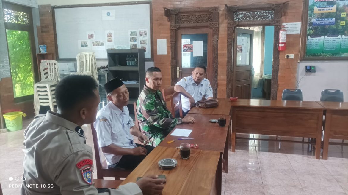 Babinsa dan Bhabinkamtibmas Desa Mindahan Laksanakan Komsos Bersama Petinggi dan Perangkat Desa