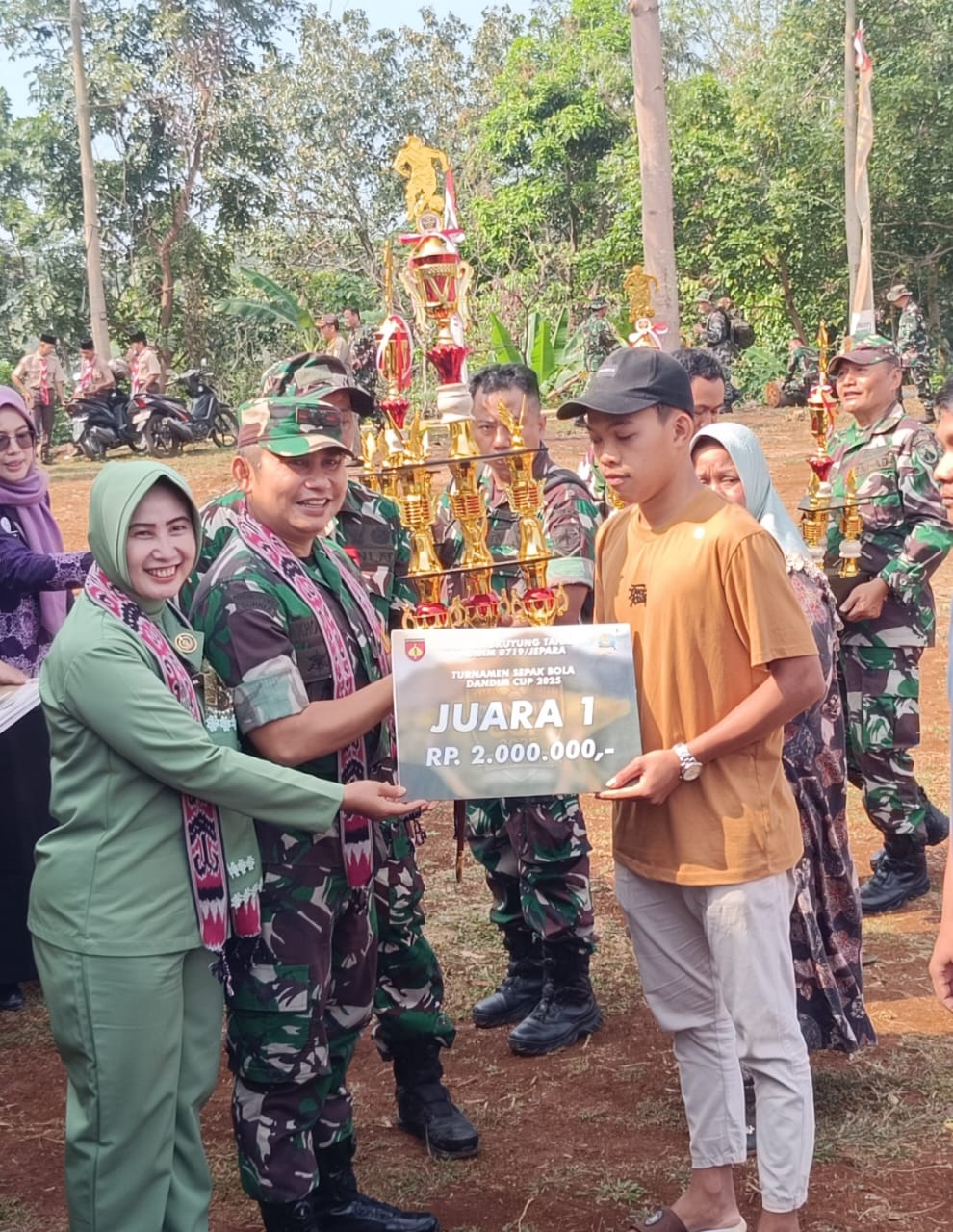 Pemenang Turnamen Sepak Bola Dandim Jepara Cup Terima Trofi dan Uang Pembinaan di Penutupan TMMD Sengkuyung Tahap III