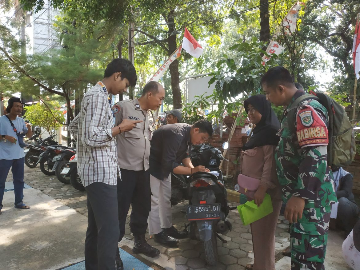 Babinsa dan Bhabinkamtibmas Sukapura Bersinergi Amankan Penyaluran Kartu ATM PKH dan Sembako 2025