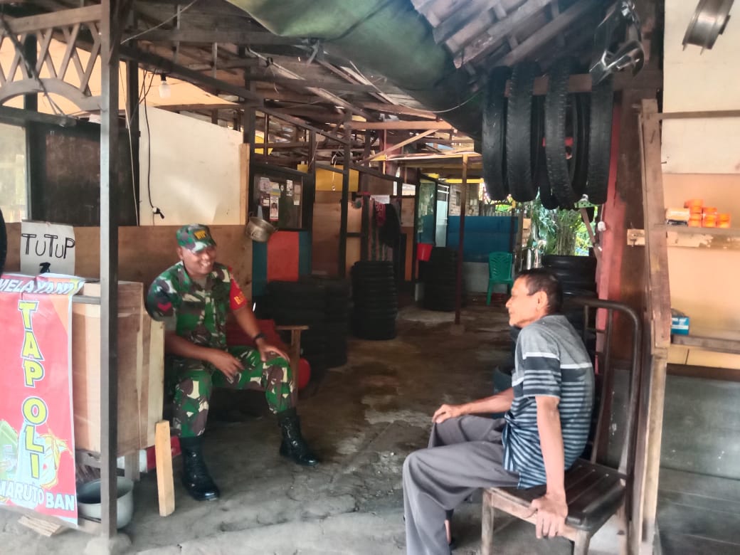 Babinsa Desa Pekalongan jalin silaturahmi dengan warga melalui kegiatan komsos