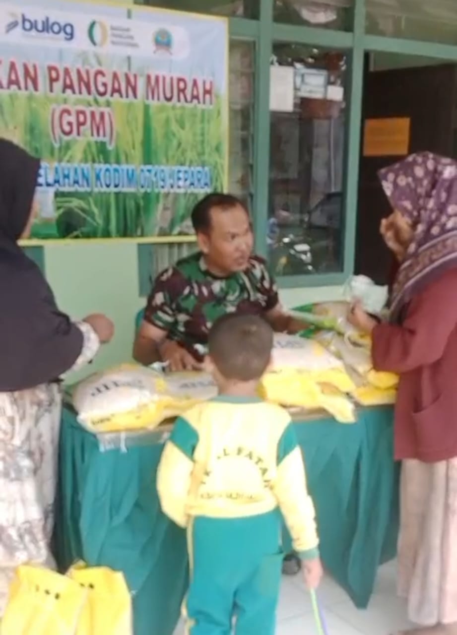 Kodim 0719/Jepara Bekerja Sama dengan Bulog Gelar Gerakan Pangan Murah di Koramil Welahan, Warga Serbu Beras Murah