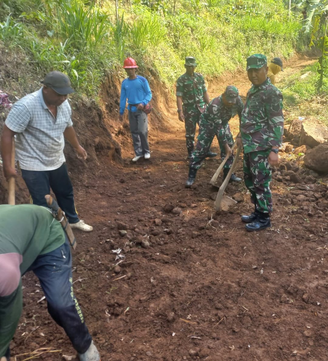 Danramil 08/Keling Bersama Anggota Koramil Bantu Warga Bongkar Jalan Usaha Tani di Desa Watuaji