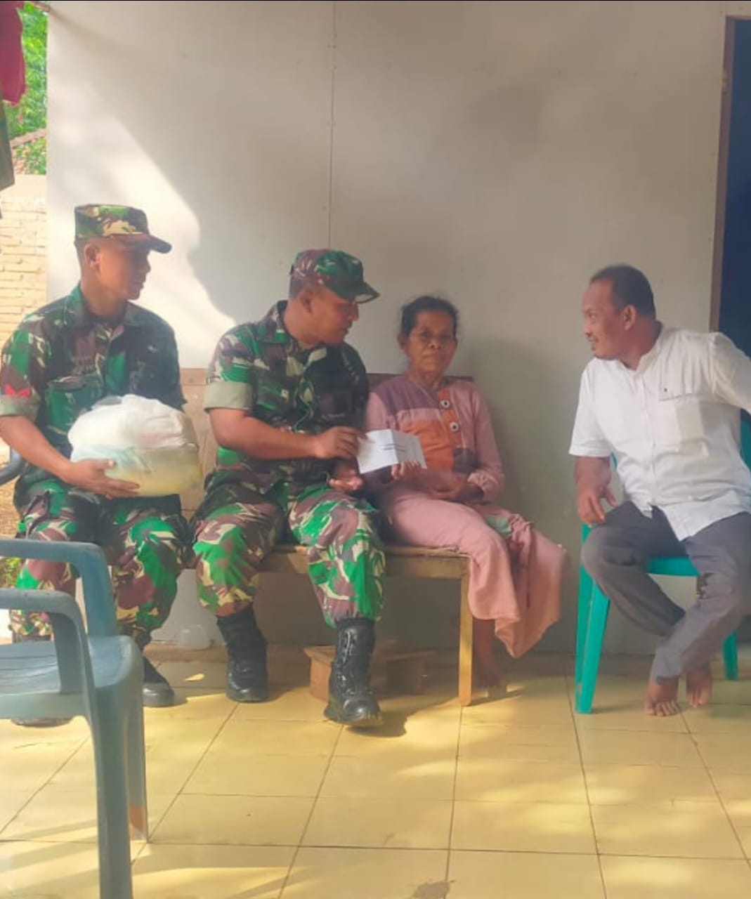 Menyentuh Hati, Aksi ke-73 Dompet Peduli Kodim 0719/Jepara Bantu Nenek Pengasuh Cucu Yatim