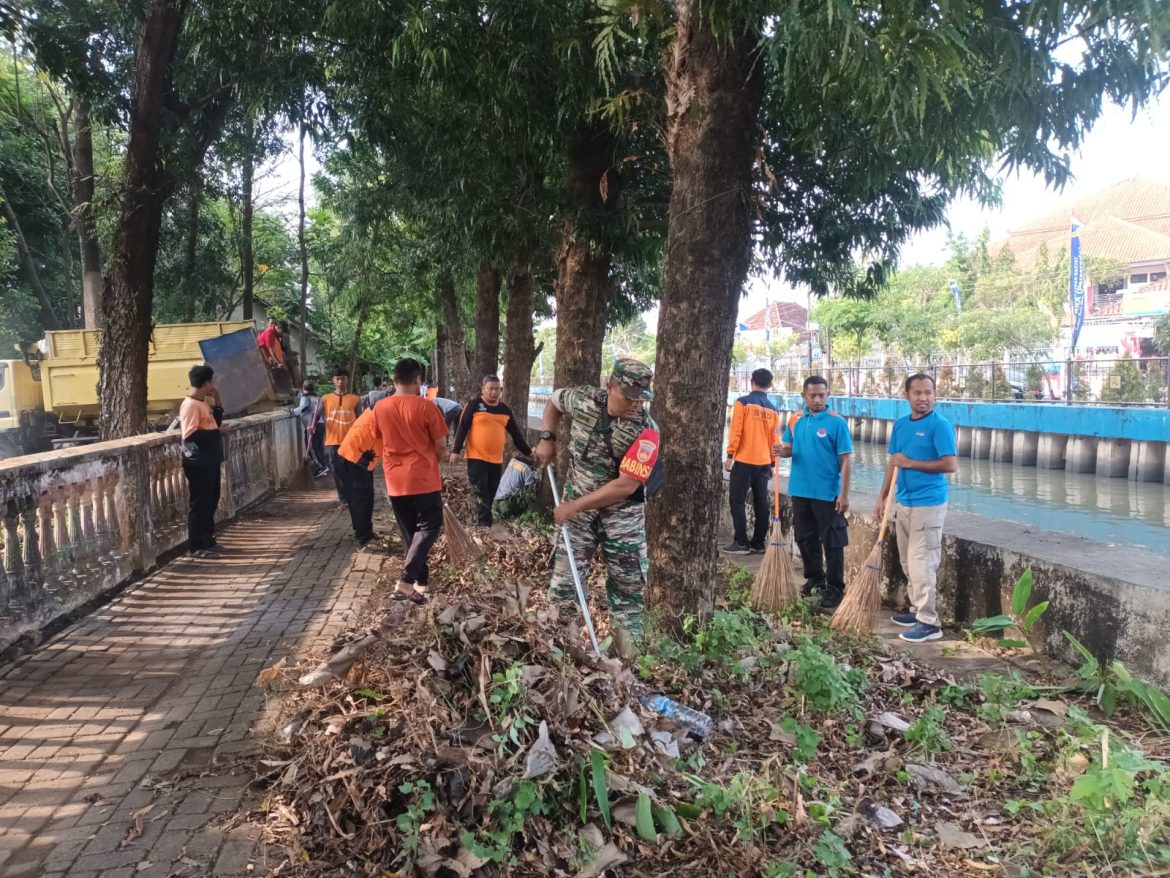 Babinsa Pengkol dan Panggang Kerja Bakti Bersihkan Kaliwiso Dukung Program Pengembangan Pariwisata