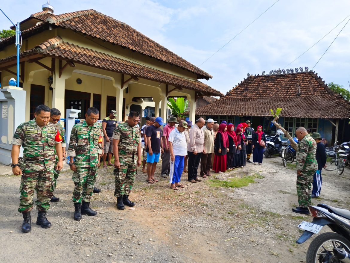 Koramil 06/Welahan Gelar Kegiatan “Resik-Resik Masjid” di Masjid Baitussalam Desa Gedangan