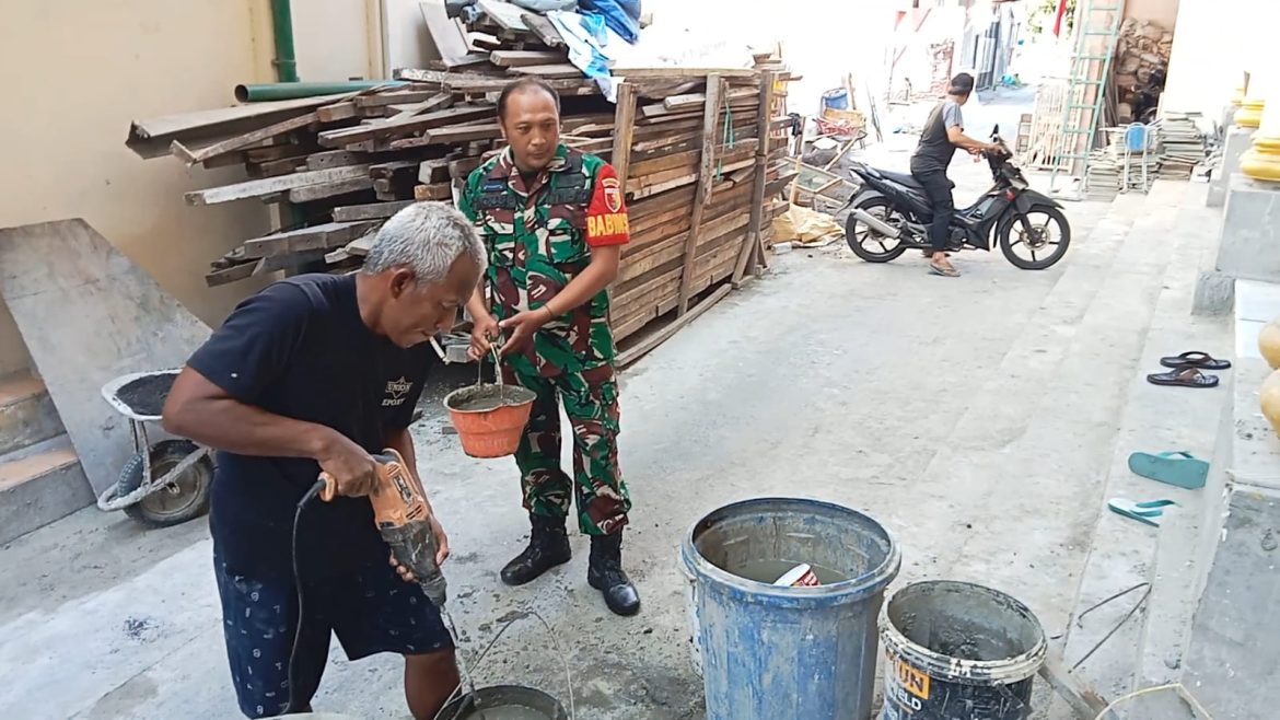 Gotong Royong Babinsa dan Warga Rehan Masjid Al Muttaqin