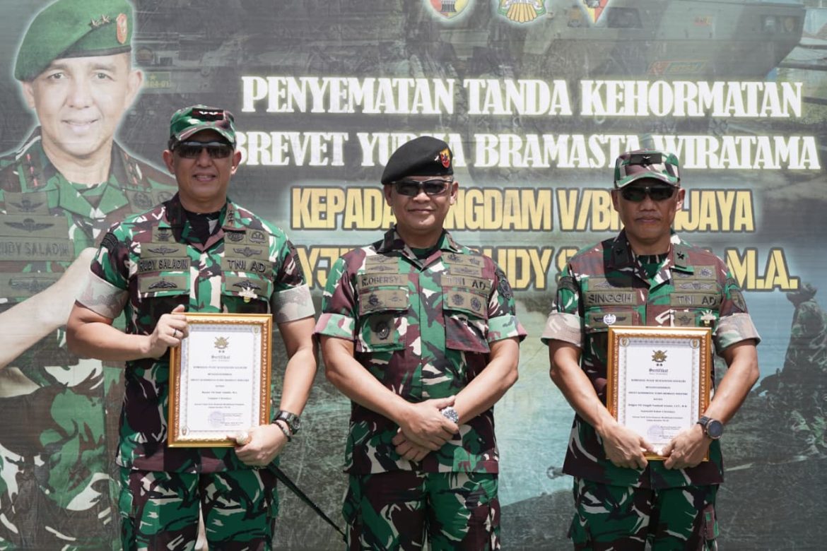 Pangdam V/Brawijaya Terima Brevet Yudha Bramasta Wiratama