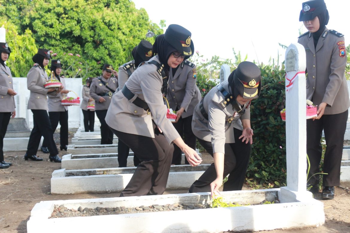Polwan Polres Nganjuk Ziarah ke TMP Yudha Pralaya Peringati Hari Jadi ke-77