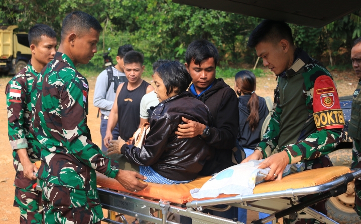 Satgas Pamtas RI-Malaysia Yonarhanud 1 Kostrad Bantu Evakuasi Warga Sakit Tumor ke RSUD M.Th. Djaman Sanggau