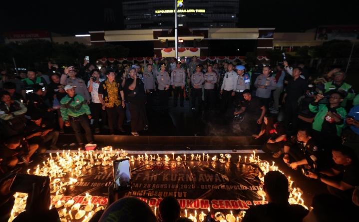 Driver Ojol Gelar Aksi Damai 1000 Lilin di Depan Mapolda Jatim