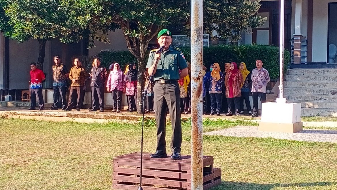Pelda Sumarsono dan Koptu Juwadi pimpin upacara bendera di SMK N 01 Pakis Aji