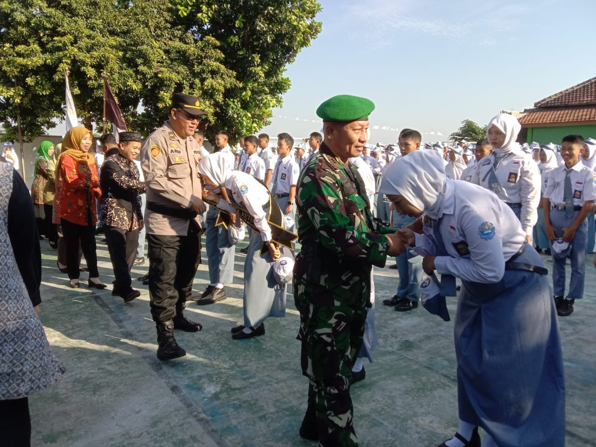 Danramil 04/Pecangaan Hadiri Pelantikan Ketua OSIS SMKN 1 Kalinyamatan dan Bertindak Sebagai Pembina Apel