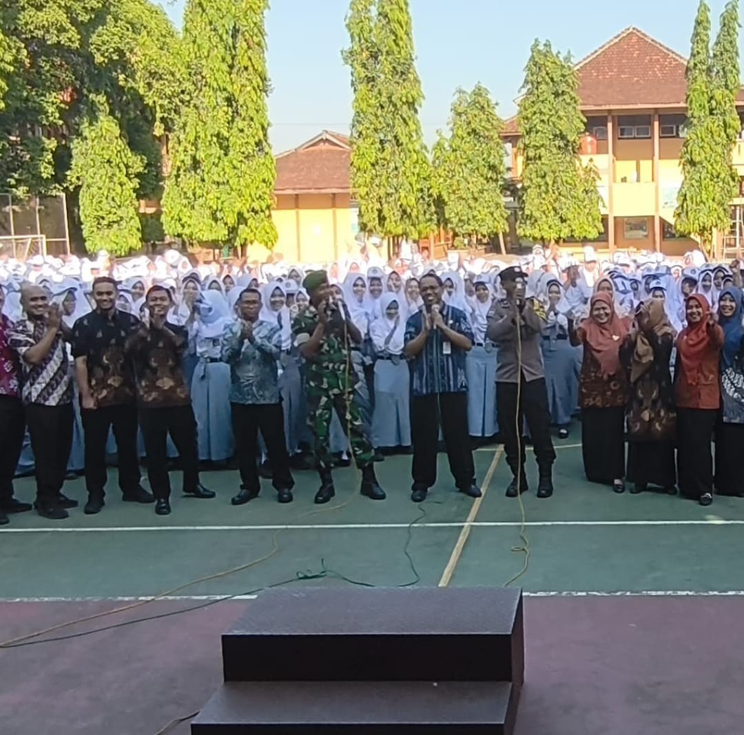 Perkuat Sinergi Tiga Pilar, Babinsa dan Bhabinkamtibmas Laksanakan Apel Pagi Bersama di SMAN 1 Welahan