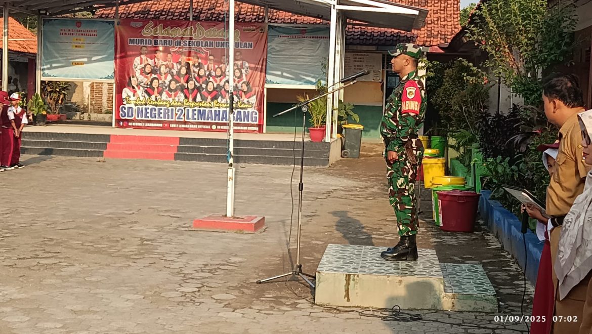 Babinsa Lemahabang Jadi Pembina Upacara di SDN 2 Lemahabang