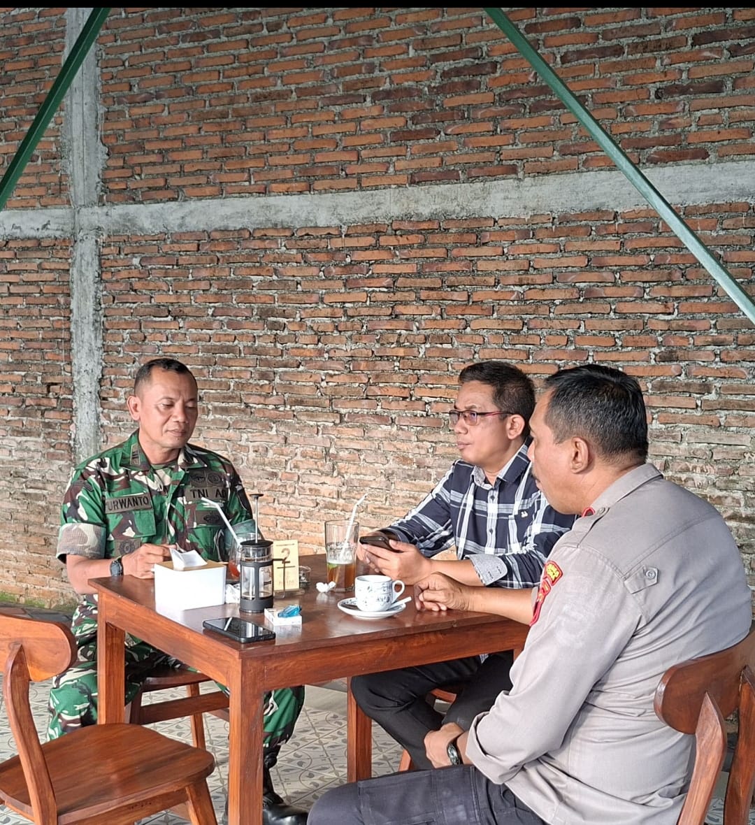 Danramil 07/Bangsri Bersama Forkopimcam Gelar Koordinasi di Caffee Sora MHM People Zone, Bahas Kondusifitas Wilayah