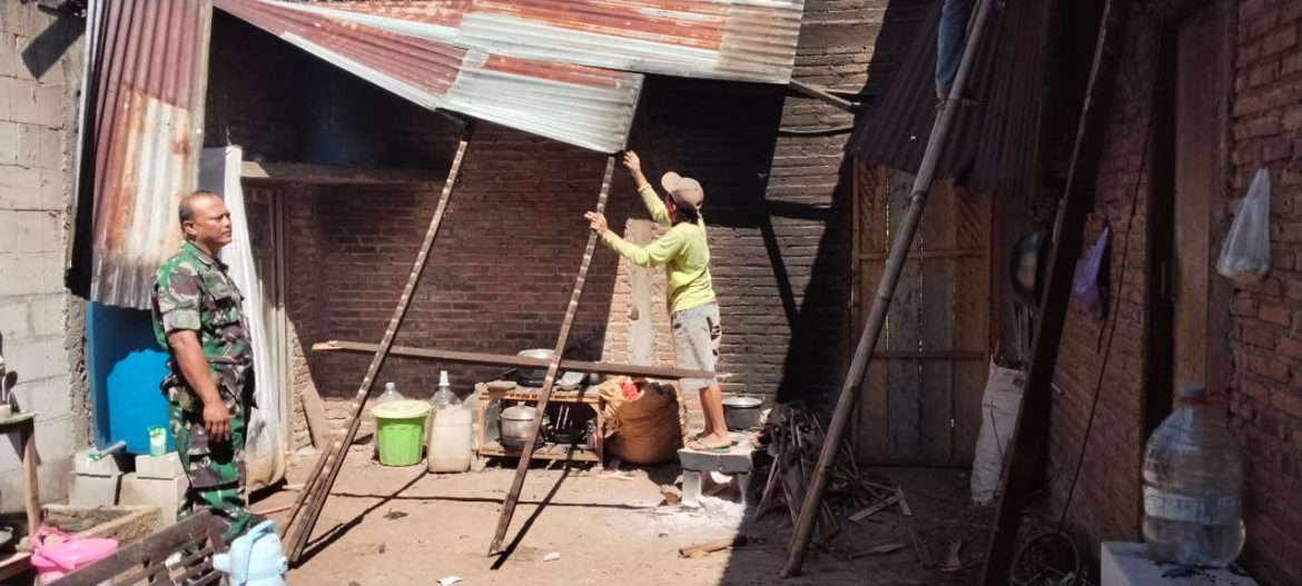 Babinsa Desa Bungu Tinjau dan Bantu Warga yang Terdampak Angin Kencang