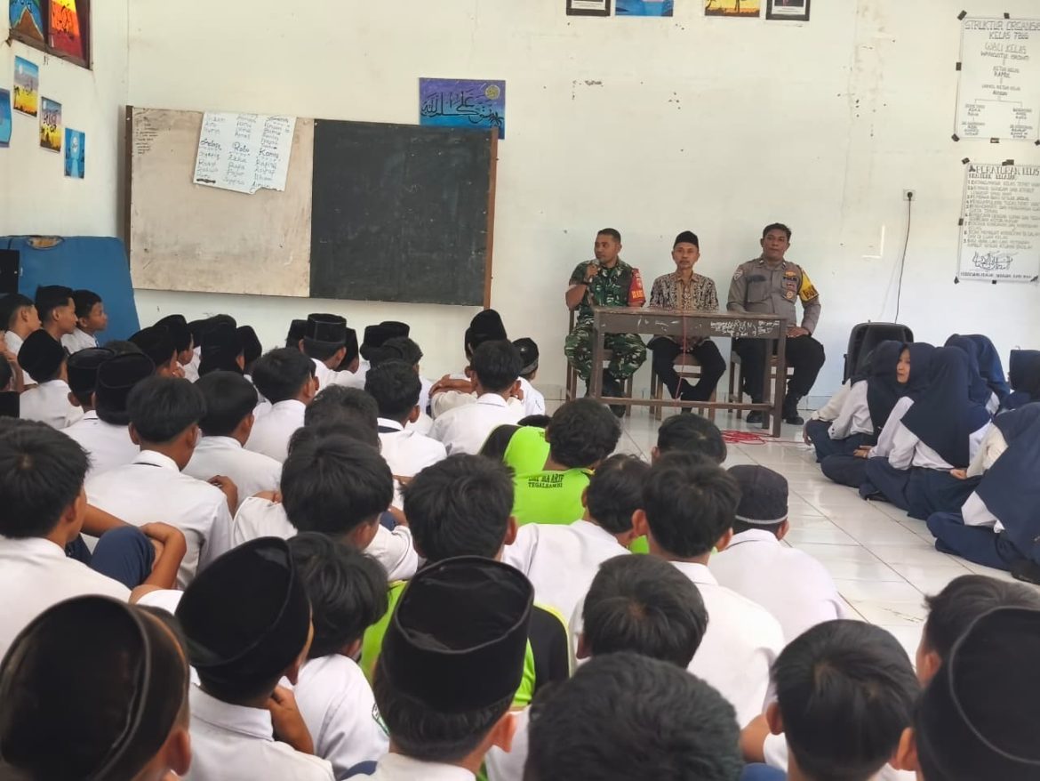 Babinsa dan Babinkamtibmas Desa Tegalsambi Berikan Himbauan Komsos kepada Siswa SMP MA Arif Tegalsambi