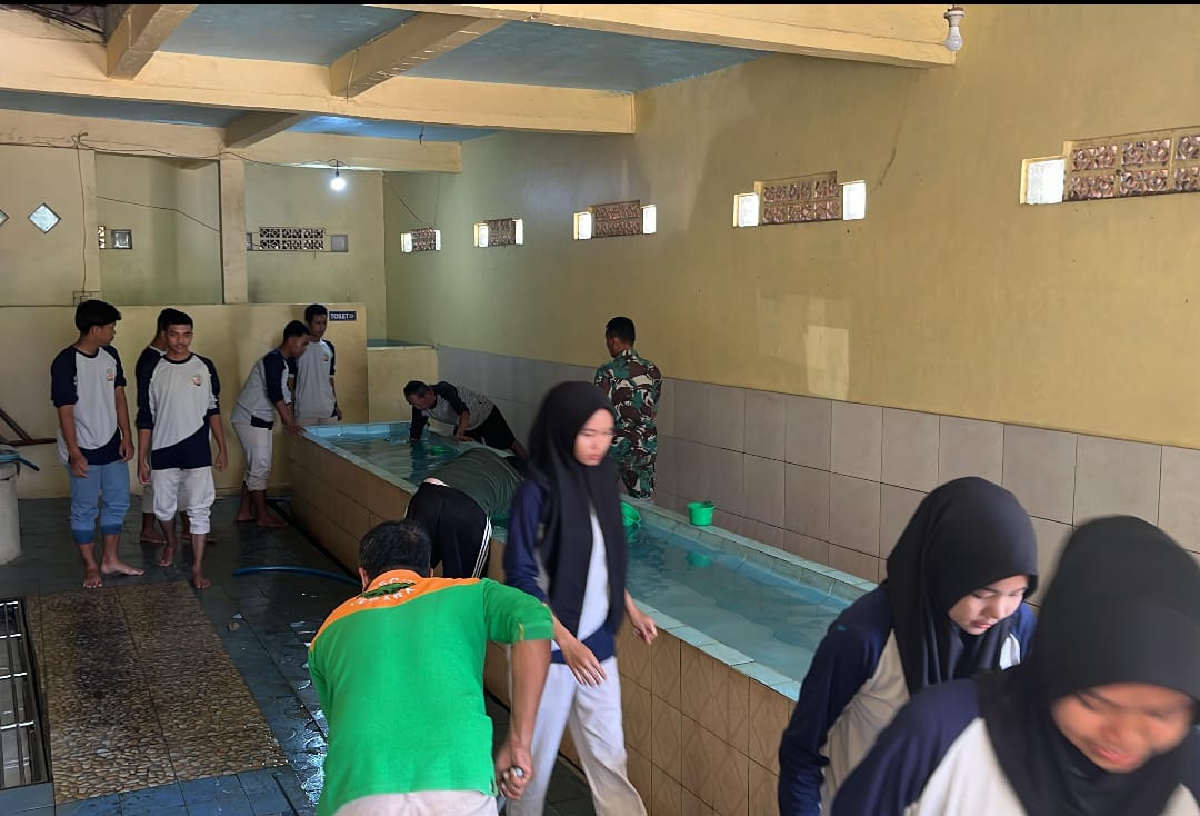 Peringati HUT TNI ke-80 dan HUT Kodam IV Diponegoro ke-75, Kodim 0719/Jepara Gelar Aksi Bersih Masjid di Mindahan