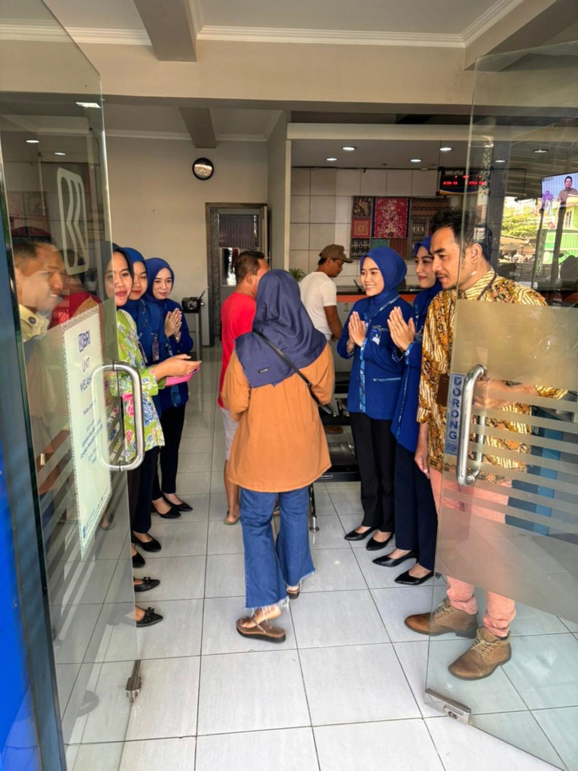 Semarak Hari Pelanggan Nasional, BRI Unit Welahan Sambut Nasabah dengan Penuh Suka Cita