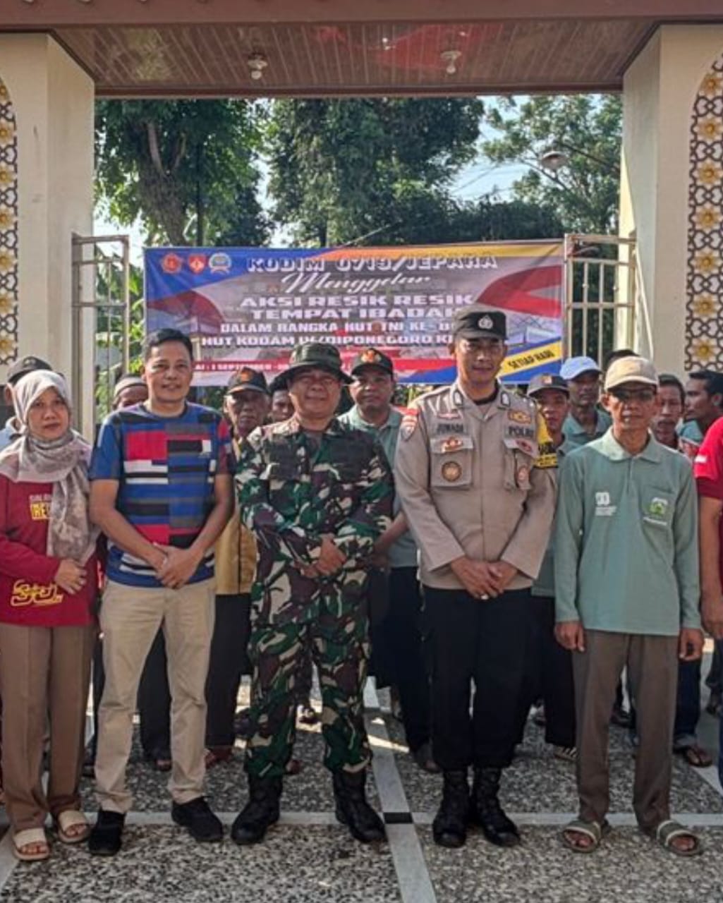 Meriahkan HUT TNI ke-80 dan Kodam Diponegoro, Koramil 05/Mayong Gelar Aksi Nyata di Masjid Arrofi’iyah