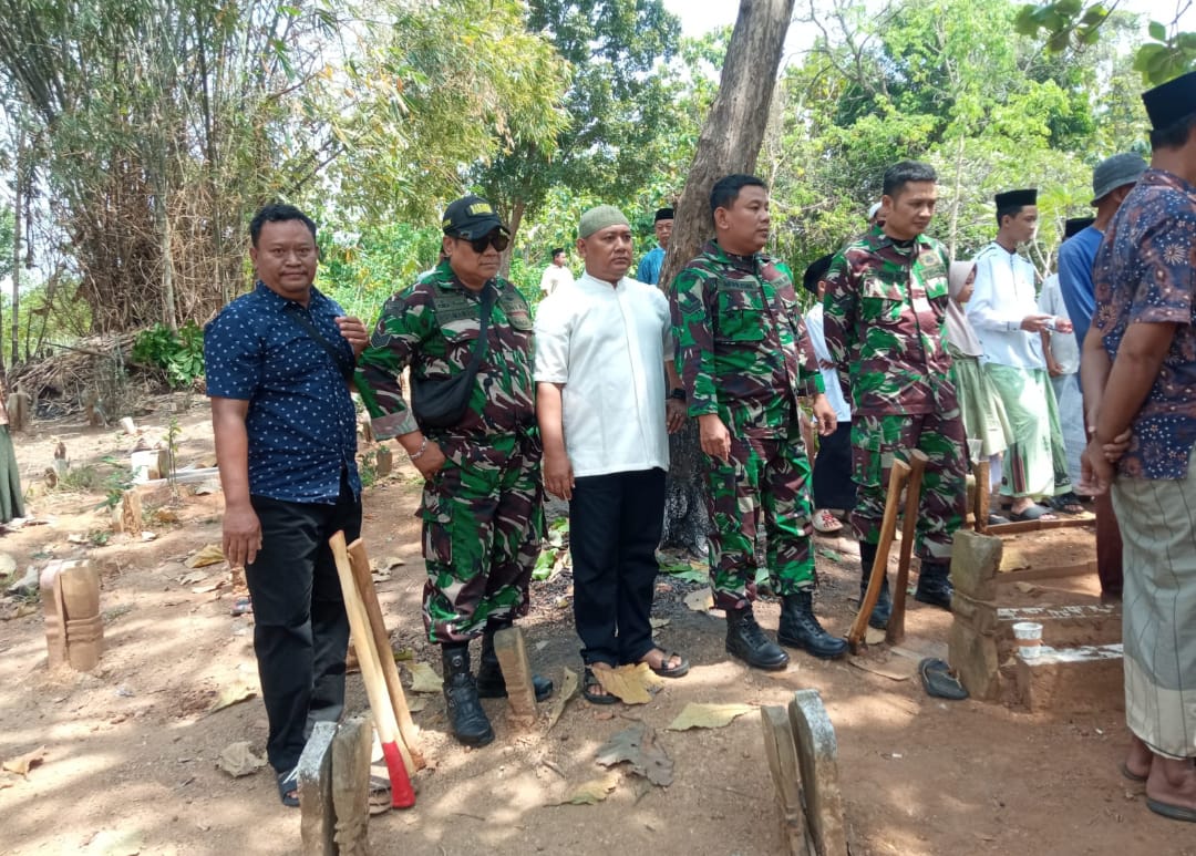 Danramil 02/Kedung Beserta Anggota Takziah ke Rumah Duka Ibunda Pelda Nur Rifai di Desa Ngeling
