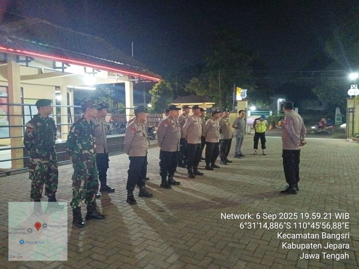 Sertu Heri dan Anggota Koramil 07/Bangsri Ikuti Apel Gabungan dan Laksanakan Patroli Bersama di Polsek Bangsri