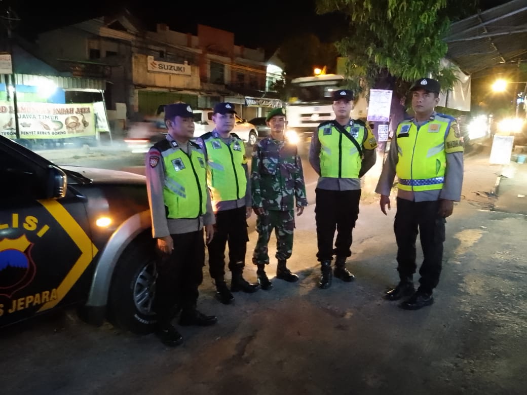 Anggota Koramil 04/Pecangaan Laksanakan Patroli Gabungan Bersama Polsek Pecangaa