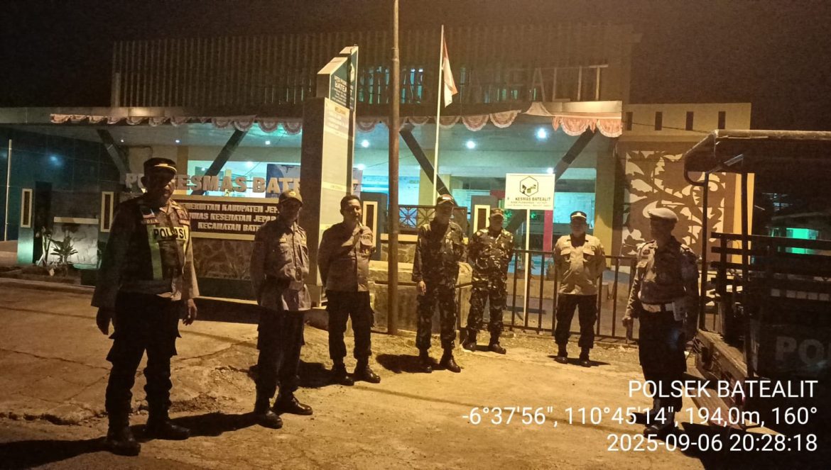Anggota Koramil 03/Batealit Gelar Apel Bersama Polsek, Lanjutkan Patroli Malam Jaga Kamtibmas