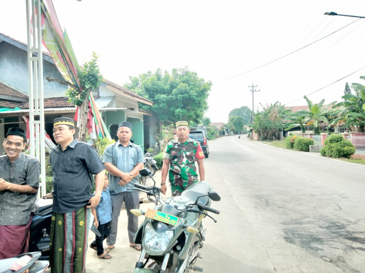 Babinsa Tigajuru Hadiri Takziah Warga, Wujud Kepedulian TNI terhadap Masyarakat