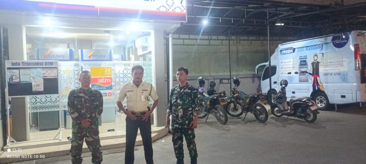 Anggota Koramil 03/Batealit Laksanakan PAM OBVIT di Kantor Bank Jateng